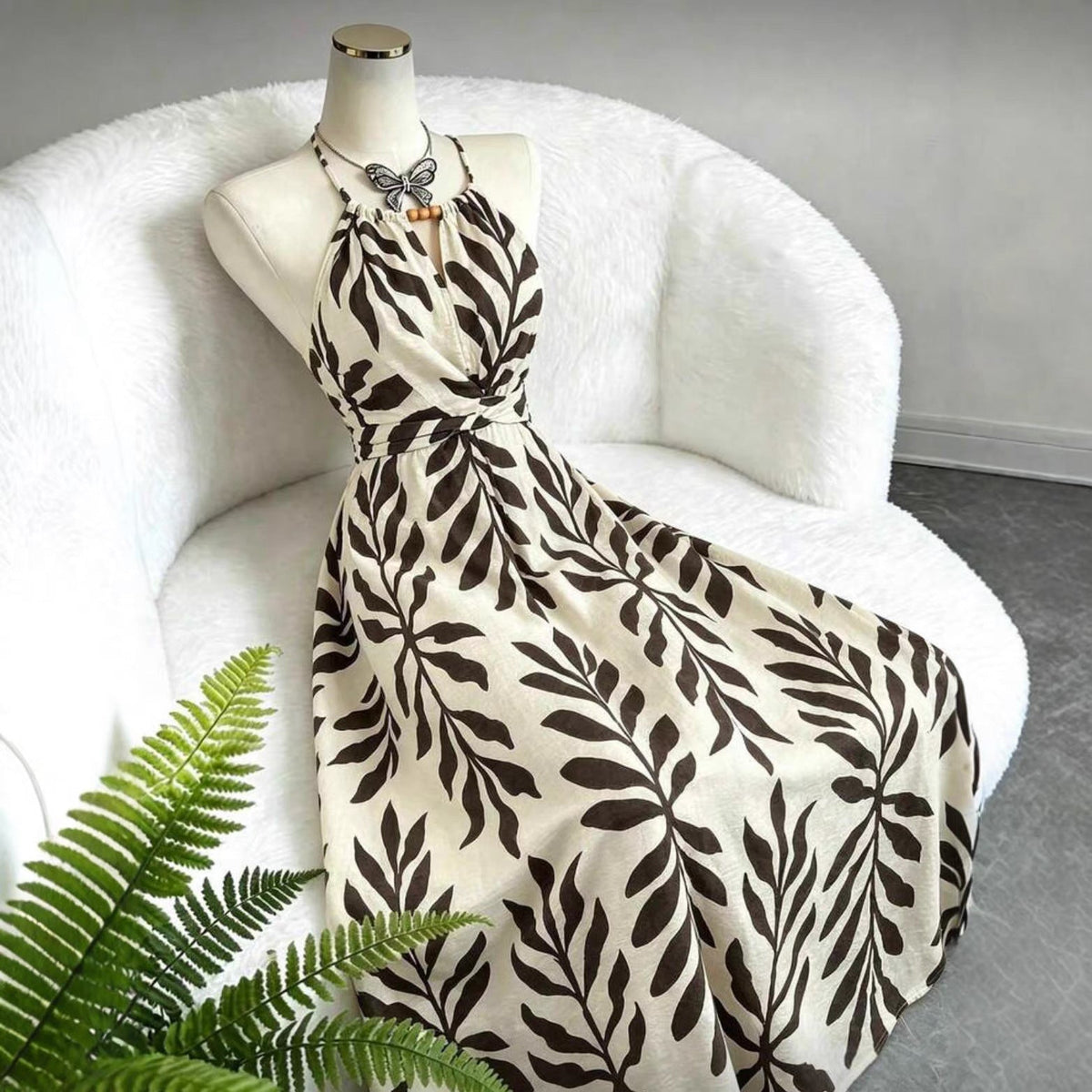 Women's maxi summer dress with halter neck and leaf print 4